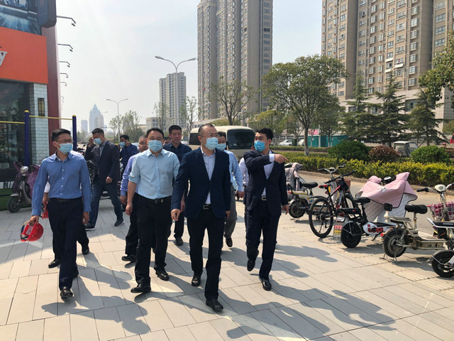 洪縣長調(diào)研吾悅廣場1.jpg